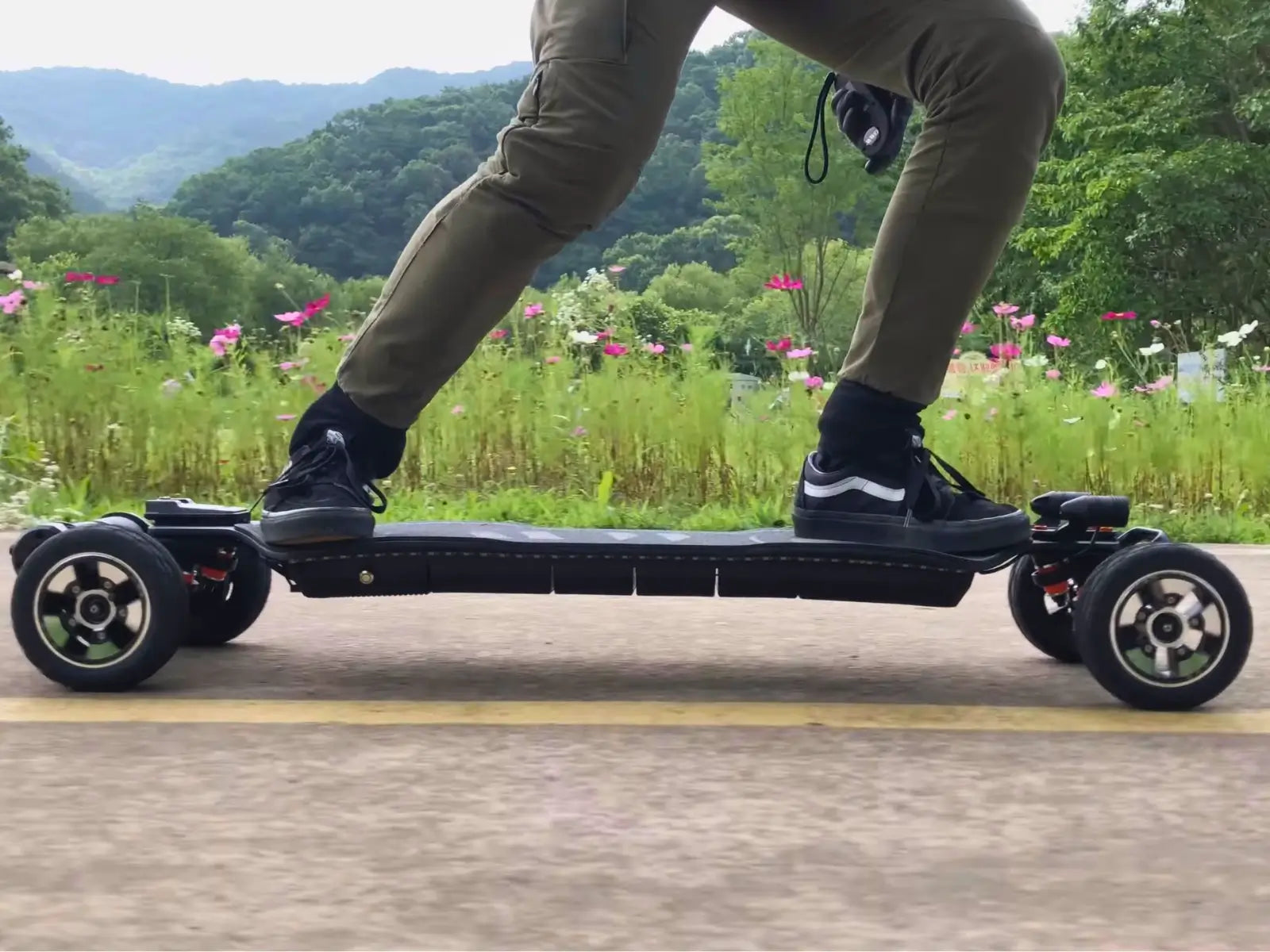 How Battery Enclosure Design Affects Electric Skateboard Safety and Comfort?