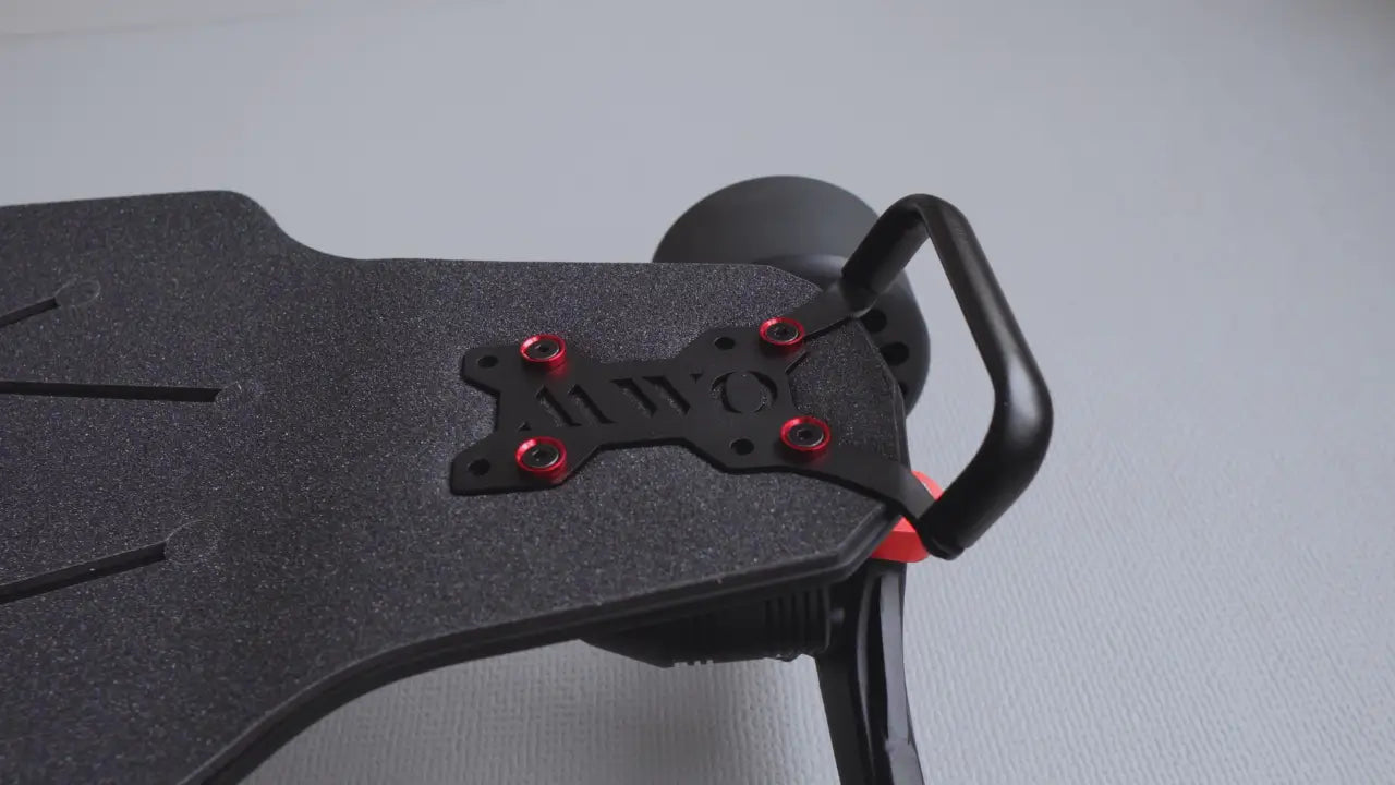 display the handle of Lancer electric skateboard