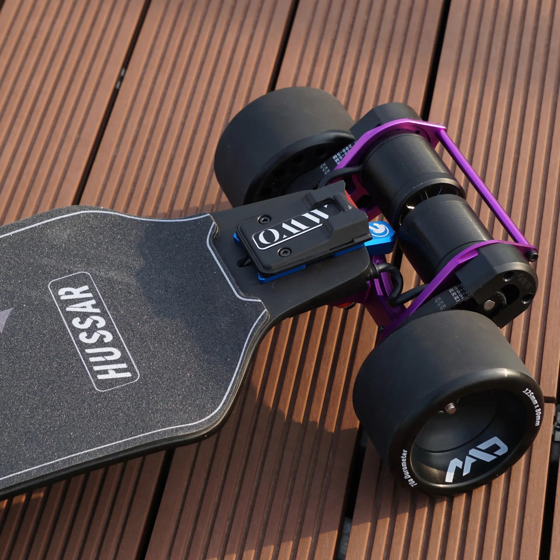 Hussar Flexible Electric Skateboard with CNC Colored Trucks Hussar Flexible Electric Skateboard with CNC Colored Trucks